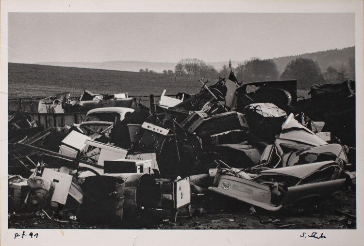 Unbekannt - Schrottplatz mit Trabanten - Fotografie - 1991