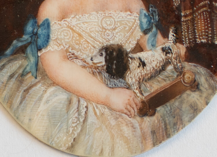 Miniaturportrait Kind Biedermeier Mädchen mit Spielzeug Hund Gouache Bein 19. Jh
