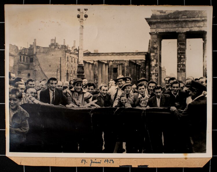 Unbekannter Künstler - Aufstand am 17. Juni 1953 - Fotografie - 1953