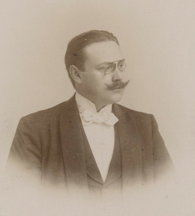 C. Ahrenhold - Porträt eines Mannes mit Brille und...