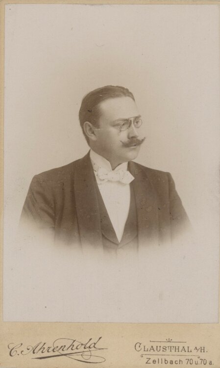 C. Ahrenhold - Porträt eines Mannes mit Brille und Schnurbart - um 1900 - Albuminabzug