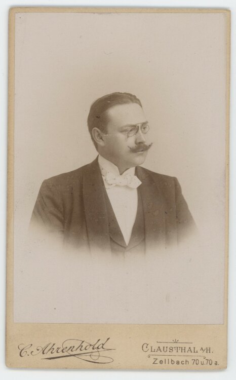 C. Ahrenhold - Porträt eines Mannes mit Brille und Schnurbart - um 1900 - Albuminabzug