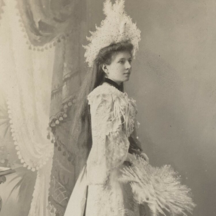 Max Herrfurth - Porträt einer Dame mit Hut und aufwendigem Kleid. - um 1900 - Albuminabzug