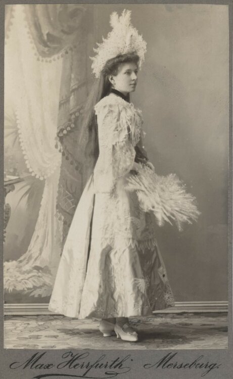 Max Herrfurth - Porträt einer Dame mit Hut und aufwendigem Kleid. - um 1900 - Albuminabzug
