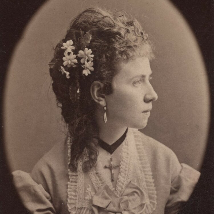 L. Salomon - Porträt einer Dame mit Blumen in den...