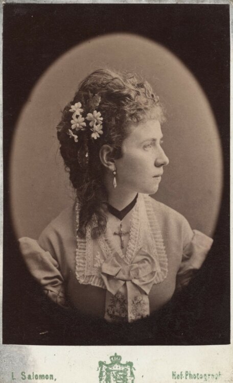 L. Salomon - Porträt einer Dame mit Blumen in den...