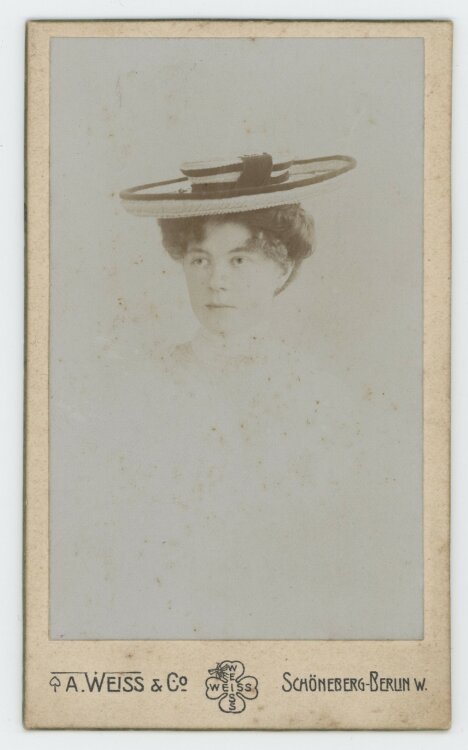 A. Weiss - Porträt einer Dame mit Hut - um 1900 -...
