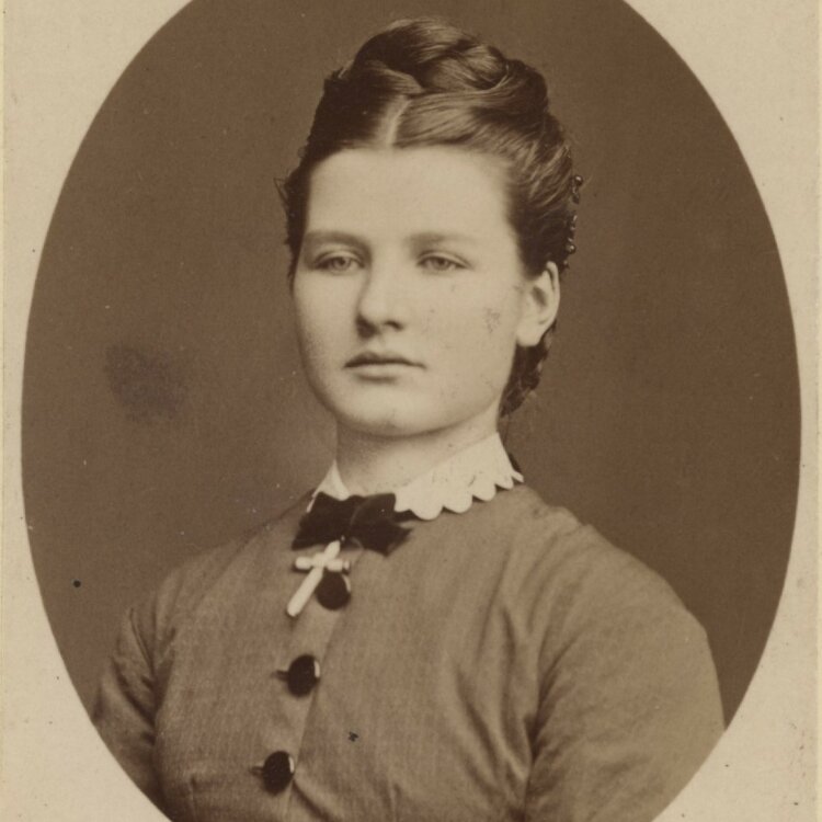 Joh. Hütting - Porträt einer Dame. - um 1900 -...