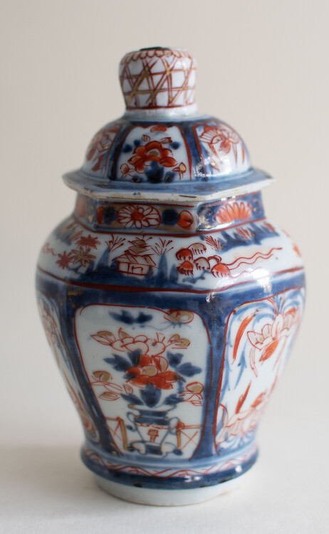 Unbekannt - Deckelvase mit chinesischer Ornamentik - 18./ 19. Jh. - Porzellan