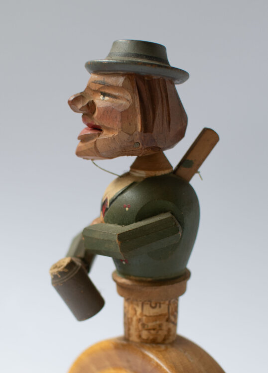 unbekannt - Biertrinkender Mann (Zierkorken) - o.J. - Holzfigur auf Korken