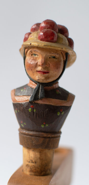 unbekannt - Frau in Tracht (Zierkorken) - o.J. - Holzfigur auf Korken