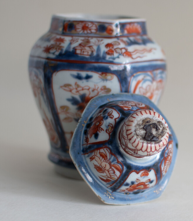 Unbekannt - Deckelvase mit chinesischer Ornamentik - 18./ 19. Jh. - Porzellan