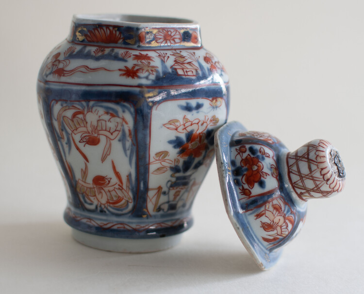 Unbekannt - Deckelvase mit chinesischer Ornamentik - 18./ 19. Jh. - Porzellan