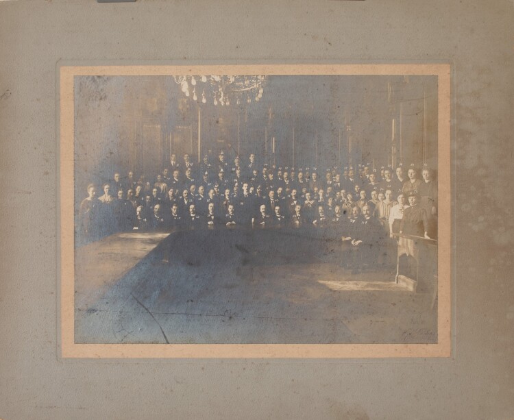 Paul Frost - Gruppenbild Rathaus Köthen - um 1900 - Albuminabzug