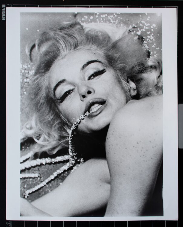 Bert Stern - Marilyn Monroe with Jewels - 1962/ um 2010 -...