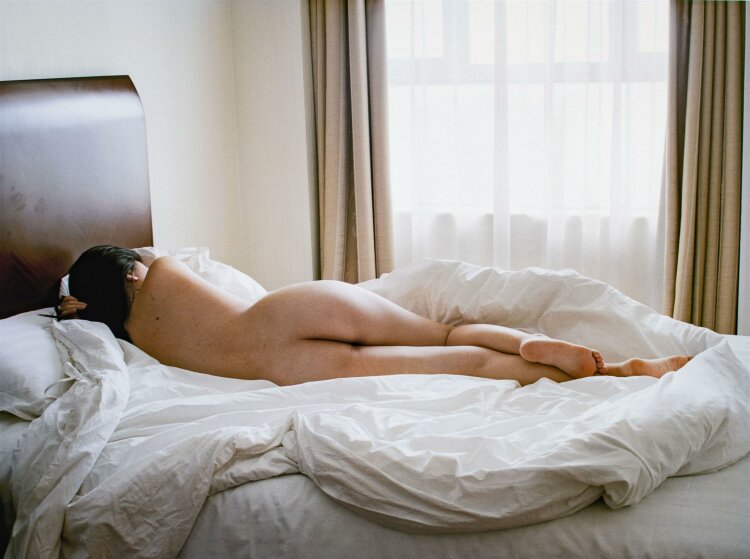 Marco van Duyvendijk - Girl on Bed - Fotografie - 2011